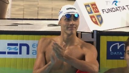 David Popovici donează casca şi ochelarii cu care a devenit campion mondial: „Dacă pot ajuta, eu nu stau niciodată pe gânduri”