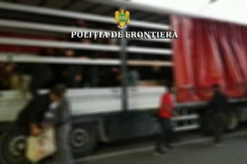 90 de migranţi, gasiţi de poliţiştii de frontieră de la Nădlac II şi Borş, ascunşi în TIR-uri, la graniţa cu Ungaria