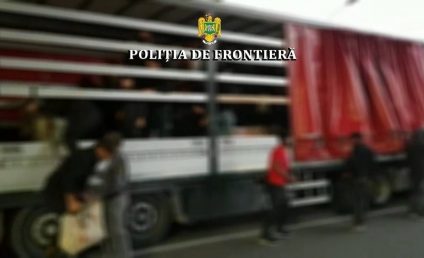 90 de migranţi, gasiţi de poliţiştii de frontieră de la Nădlac II şi Borş, ascunşi în TIR-uri, la graniţa cu Ungaria