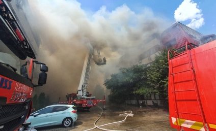 Incendiu violent la mansarda unui bloc, în Popești Leordeni. S-a emis mesaj RO-ALERT – VIDEO