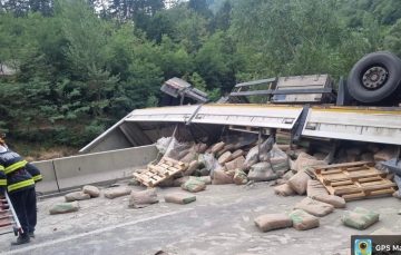 Un autotren încărcat cu ciment s-a răsturnat în Defileul Jiului. Două persoane au fost rănite. Traficul rutier a fost reluat pe un singur sens