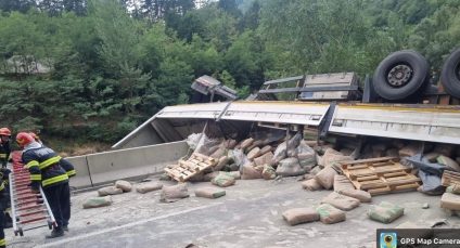 Un autotren încărcat cu ciment s-a răsturnat în Defileul Jiului. Două persoane au fost rănite. Traficul rutier a fost reluat pe un singur sens