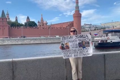 Rusia: Percheziții și dosar penal în cazul jurnalistei anti-război Marina Ovsyannikova, după ce a afișat un banner pe care scria „Putin e asasin, iar soldații lui sunt fasciști”