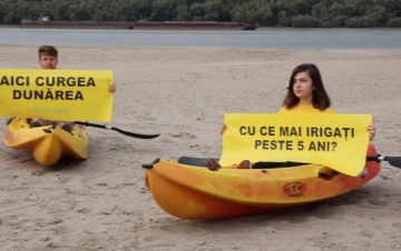 Activiştii de la Greenpeace, protest în caiace în mijlocul albiei secate a Dunării