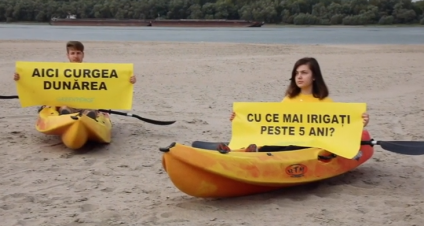 Activiştii de la Greenpeace, protest în caiace în mijlocul albiei secate a Dunării