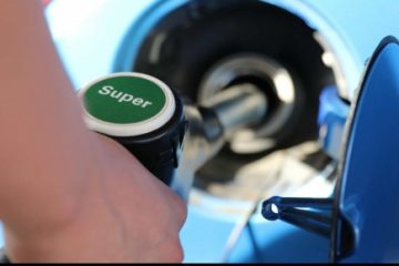 Preţul benzinei a scăzut în medie cu 58 de bani, faţă de luna iunie, iar al motorinei cu 56 de bani, anunță Consiliul Concurenţei