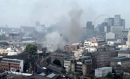 VIDEO Incendiu de proporţii, la un pod de cale ferată din centrul Londrei. Circulația trenurilor a fost oprită