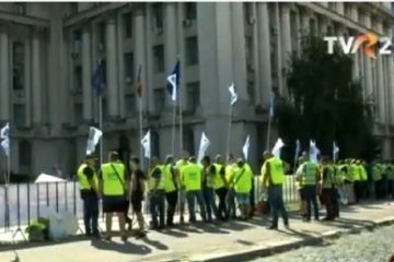 Sindicaliștii din Poliţie şi Penitenciare au continuat protestele la guvern și la sediile PNL și PSD