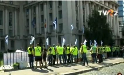 Sindicaliștii din Poliţie şi Penitenciare au continuat protestele la guvern și la sediile PNL și PSD