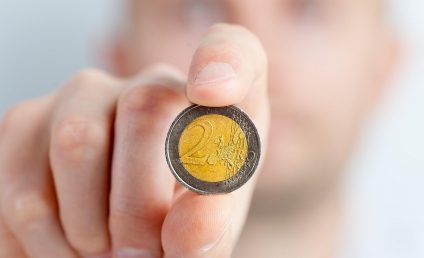 Moneda euro se depreciază la un minim al ultimelor două decenii, din cauza crizei din energie