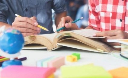 Studiu: Un elev din trei face meditaţii la cel puţin o materie