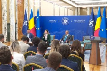 VIDEO Forumul Studenţilor Români de Pretutindeni, Ediția a II-a | Dezbaterile, deschise la Palatul Victoria de premierul Ciucă: ”Suntem mândri de reușita dumneavoastră. Pe de altă parte, avem acea temere legată de revenirea voastră acasă”