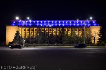 Palatul Victoria, iluminat în culorile drapelului Ucrainei astăzi și mâine, când țara vecină sărbătorește Ziua Drapelului și Ziua Independenței