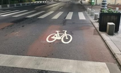 FOTO PMB a început să traseze marcaje de tip Bike box pe Calea Victoriei