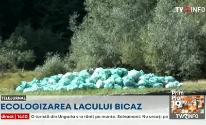 Ecologizare extinsă a Lacului Bicaz – Seceta din această vara a scos la iveală deșeurile ajunse în lac acum câțiva ani