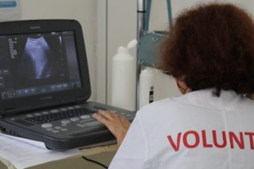 Asistență medicală gratuită pentru localnicii din Lipănești, județul Prahova, oferită de voluntarii Catedralei Naţionale