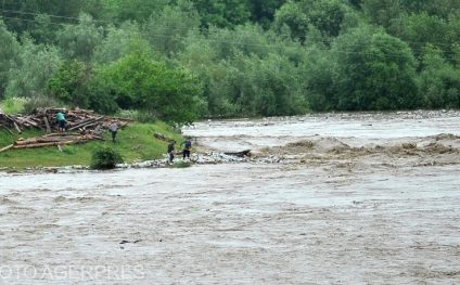 Cod portocaliu de inundaţii pe râuri din 20 de judeţe, până sâmbătă la miezul nopţii