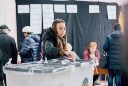 Tinerii vor putea vota de la 16 ani la alegerile locale şi europarlamentare. Senatul a adoptat tacit propunerea