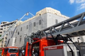 Incendiu în centrul Capitalei, la mansarda unei clădiri. Pompierii acționează cu 10 autospeciale