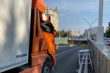 București: Pasajul Unirii, blocat joi dimineață, după ce un tir a rupt un limitator de înălțime. Poliția l-a amendat pe șoferul turc pentru că nu a respectat indicatorul care interzicea circulația mașinilor mai înalte de 3,5 metri