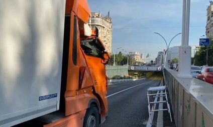 București: Pasajul Unirii, blocat joi dimineață, după ce un tir a rupt un limitator de înălțime. Poliția l-a amendat pe șoferul turc pentru că nu a respectat indicatorul care interzicea circulația mașinilor mai înalte de 3,5 metri
