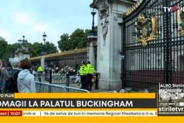 Mii de oameni s-au adunat în faţa Palatului Buckingham, pentru a o omagia pe suverană