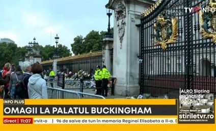 Mii de oameni s-au adunat în faţa Palatului Buckingham, pentru a o omagia pe suverană