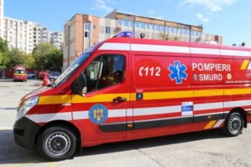 Un bărbat a murit după ce a fost prins între două maşini, în curtea unei societăţi comerciale din Vâlcea