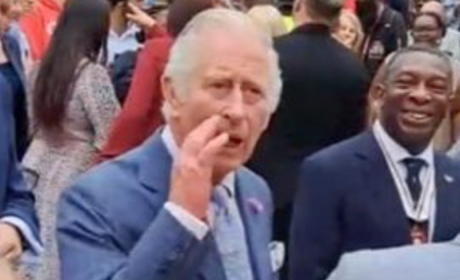 VIDEO Reacția Regelui Charles al III-lea după ce a fost invitat la o bere de un bărbat din mulțime: ”Unde? Va trebui să-mi recomanzi ceva”