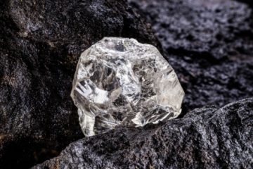 Industria diamantelor este perturbată de vânzările secrete ale Moscovei. Cumpărători din India şi Belgia tranzacționează cantităţi mari de diamante ruseşti, la preţuri atractive