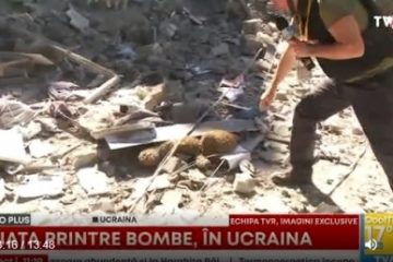 Imagini dezolante, cu un bloc locuit prăbușit pe jumătate, au fost surprinse de echipa TVR în Bahmut, regiunea Donețk. Școală distrusă în Kostiantynivka și clădiri bombardate în Torețk, lângă front