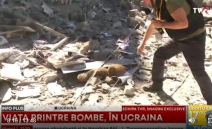 Imagini dezolante, cu un bloc locuit prăbușit pe jumătate, au fost surprinse de echipa TVR în Bahmut, regiunea Donețk. Școală distrusă în Kostiantynivka și clădiri bombardate în Torețk, lângă front