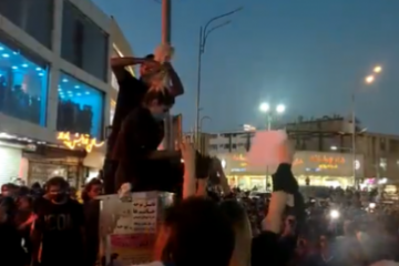 Manifestaţiile din Iran se extind, în urma decesului unei tinere arestate de poliţia moravurilor. Mii de femei și-au dat jos vălul