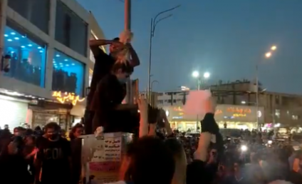 Manifestaţiile din Iran se extind, în urma decesului unei tinere arestate de poliţia moravurilor. Mii de femei și-au dat jos vălul