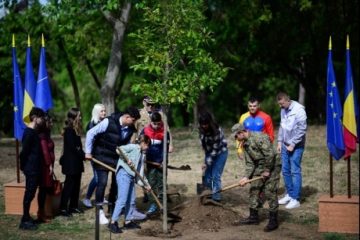 Copiii militarilor români decedați în acțiuni militare au plantat Copacul Păcii, în Parcul Carol din București