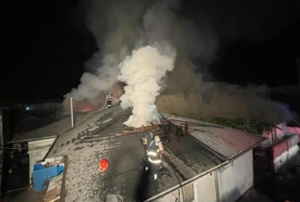 Patru case cuprinse de flăcări în București. Operațiune de amploare a pompierilor