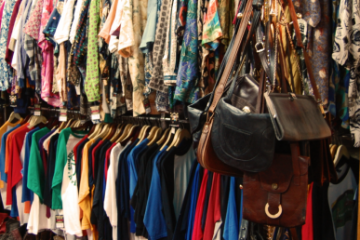 Românii cumpără tot mai des îmbrăcăminte second-hand
