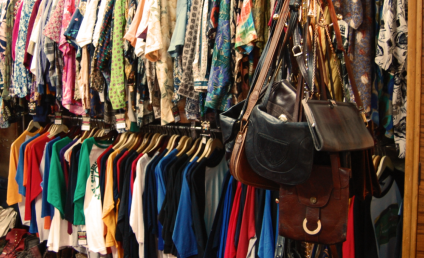 Românii cumpără tot mai des îmbrăcăminte second-hand