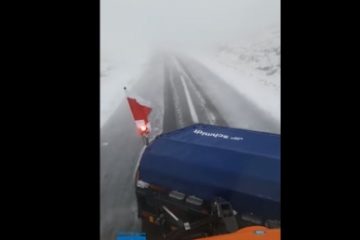 A nins la munte, este zăpadă pe Vârful Omu și pe Transalpina