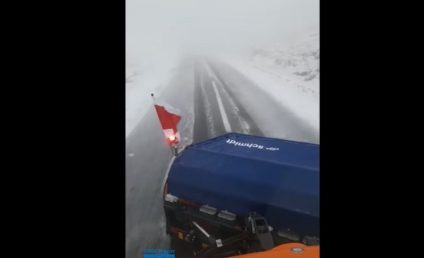 A nins la munte, este zăpadă pe Vârful Omu și pe Transalpina