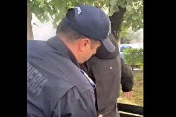 Doi tineri au fost reținuți de jandarmi, în timp ce foloseau aparate cu electroşocuri, ca să intimideze lumea