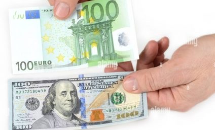 Dolarul american îşi menţine aprecierea în faţa monedei europene