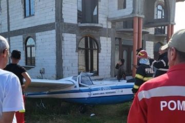 Un planor s-a prăbuşit în curtea unei locuinţe din Craiova. O minoră a ajuns la spital