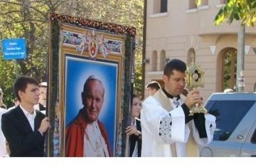 Procesiune în Capitală cu relicva Sfântului Papă Ioan Paul al II-lea