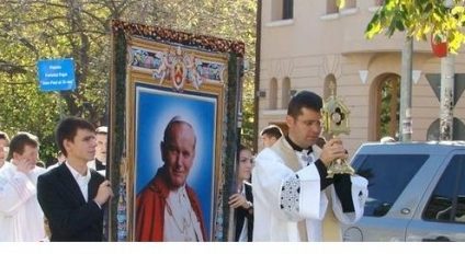 Procesiune în Capitală cu relicva Sfântului Papă Ioan Paul al II-lea