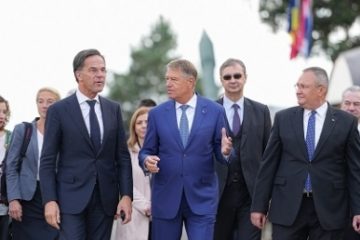 EDIȚII SPECIALE TVR INFO | Premierul Olandei, în România. Vizită împreună cu preşedintele Klaus Iohannis şi cu premierul Nicolae Ciucă la centrul de instruire de la Cincu