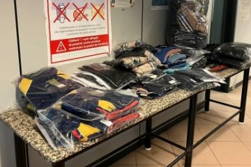 Parfumuri, incălțăminte, haine şi alte produse contrafăcute – în valoare de zeci de mii de euro – confiscate de vameșii români