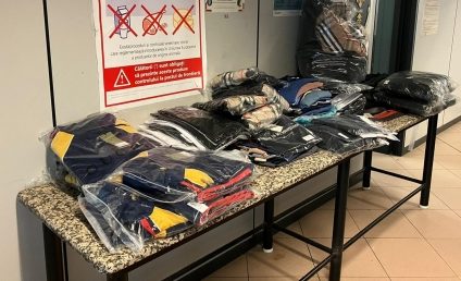 Parfumuri, incălțăminte, haine şi alte produse contrafăcute – în valoare de zeci de mii de euro – confiscate de vameșii români