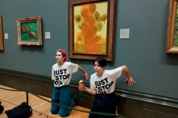 Două activiste ecologiste au stropit cu supă tabloul ”Sunflowers” de Van Gogh, expus la National Gallery din Londra. „Ce este mai important, arta sau viaţa?”