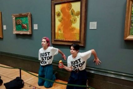 Două activiste ecologiste au stropit cu supă tabloul ”Sunflowers” de Van Gogh, expus la National Gallery din Londra. „Ce este mai important, arta sau viaţa?”